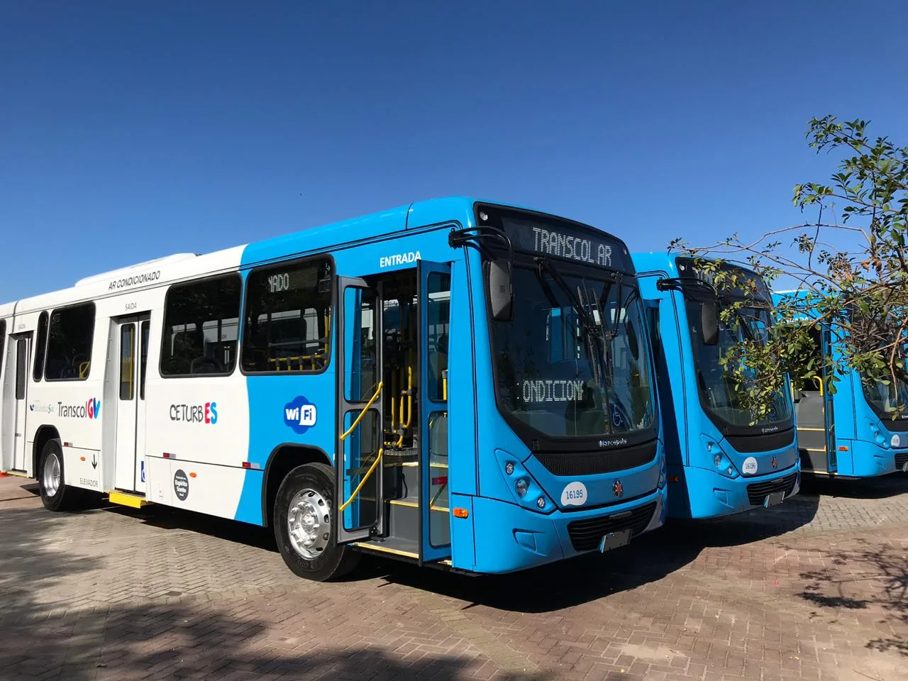 Ônibus com ar-condicionado foram impedidos de circular nesta terça-feira, diz secretaria