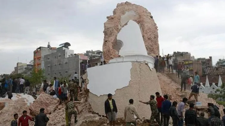 Nepal registra novo tremor e número de mortos passa de 2 mil