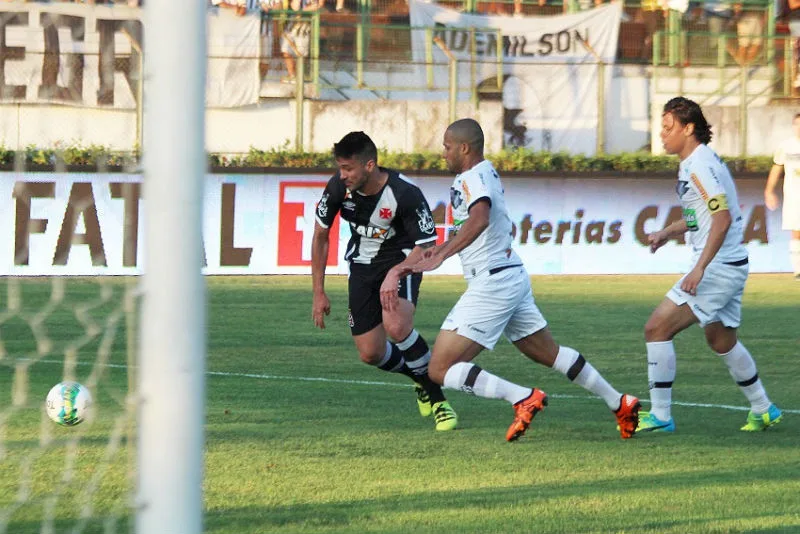 Líder da Série B, Vasco só empata com o vice-lanterna Tupi e amplia jejum