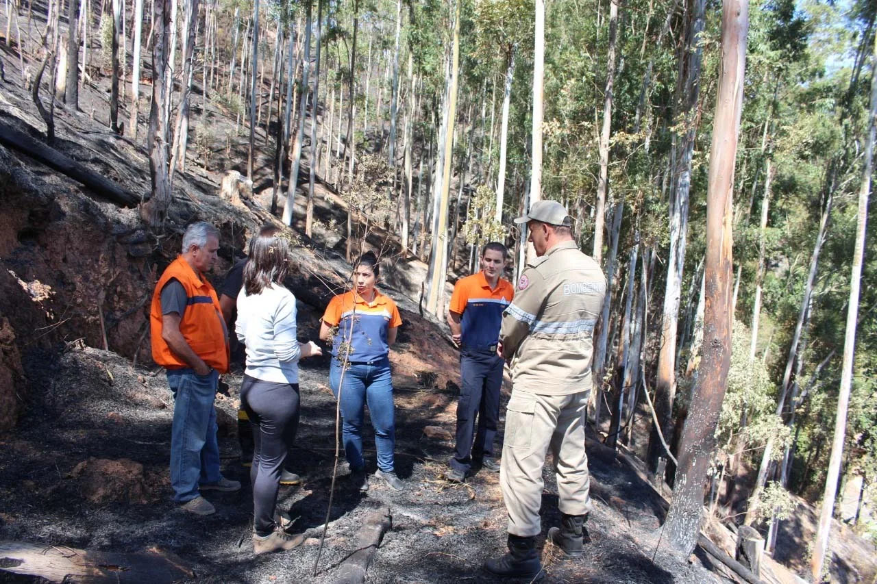 Vistoria vai apontar se há risco de desmoronamento de terra após incêndio em Ibatiba