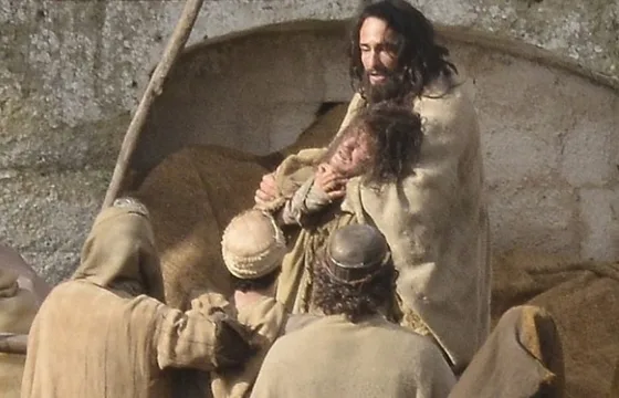 Rodrigo Santoro aparece diferente interpretando Jesus em "Ben-hur"