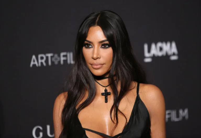 Após briga com Kim Kardashian, Kourtney Kardashian defende saída do reality