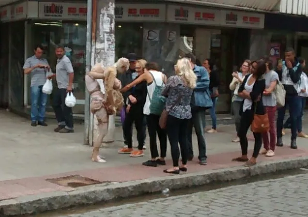 Artista de rua encanta pedestres com apresentação no Centro de Vitória