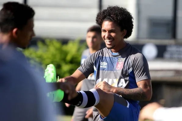 Douglas celebra fase no Vasco e elogia Milton Mendes: 'Excelente treinador'