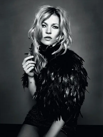 Kate Moss perde a linha e perturba a ordem em voo