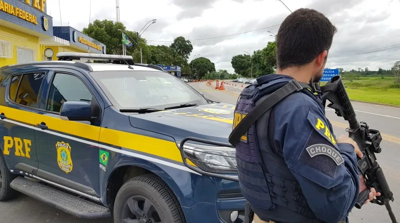 PRF detém jovem com mandado de busca e apreensão conduzindo motocicleta