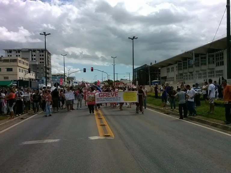 Professores fazem mobilização e interditam trânsito na Grande Vitória e no interior do ES