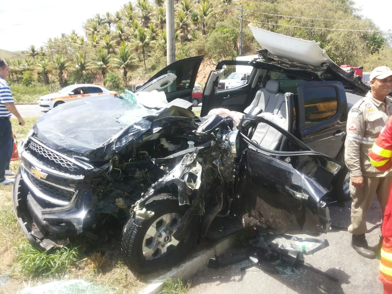 Acidente entre carro e ônibus escolar deixa três feridos em Anchieta