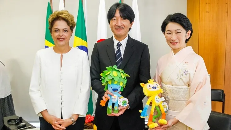 Reunião com Lula faz Dilma se atrasar em evento com príncipe japonês