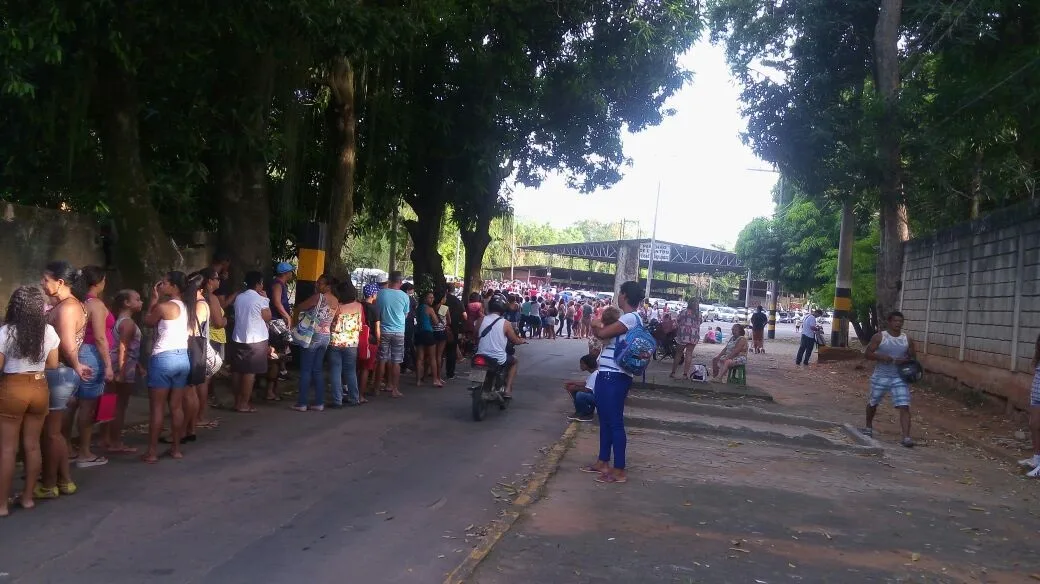 Fila longa no primeiro dia de vacinação contra a febre amarela em Cachoeiro