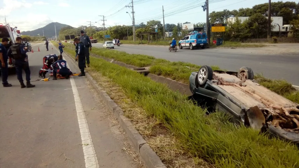 Carro capota e deixa três pessoas feridas na Rodovia Darly Santos