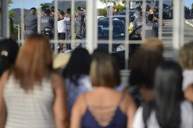 Vitória (ES) – Mulheres e familiares de policiais permanecem na saída do Comando Geral da Polícia Militar de Vitória e impedem a saída dos militares (Tânia Rêgo/Agência Brasil)