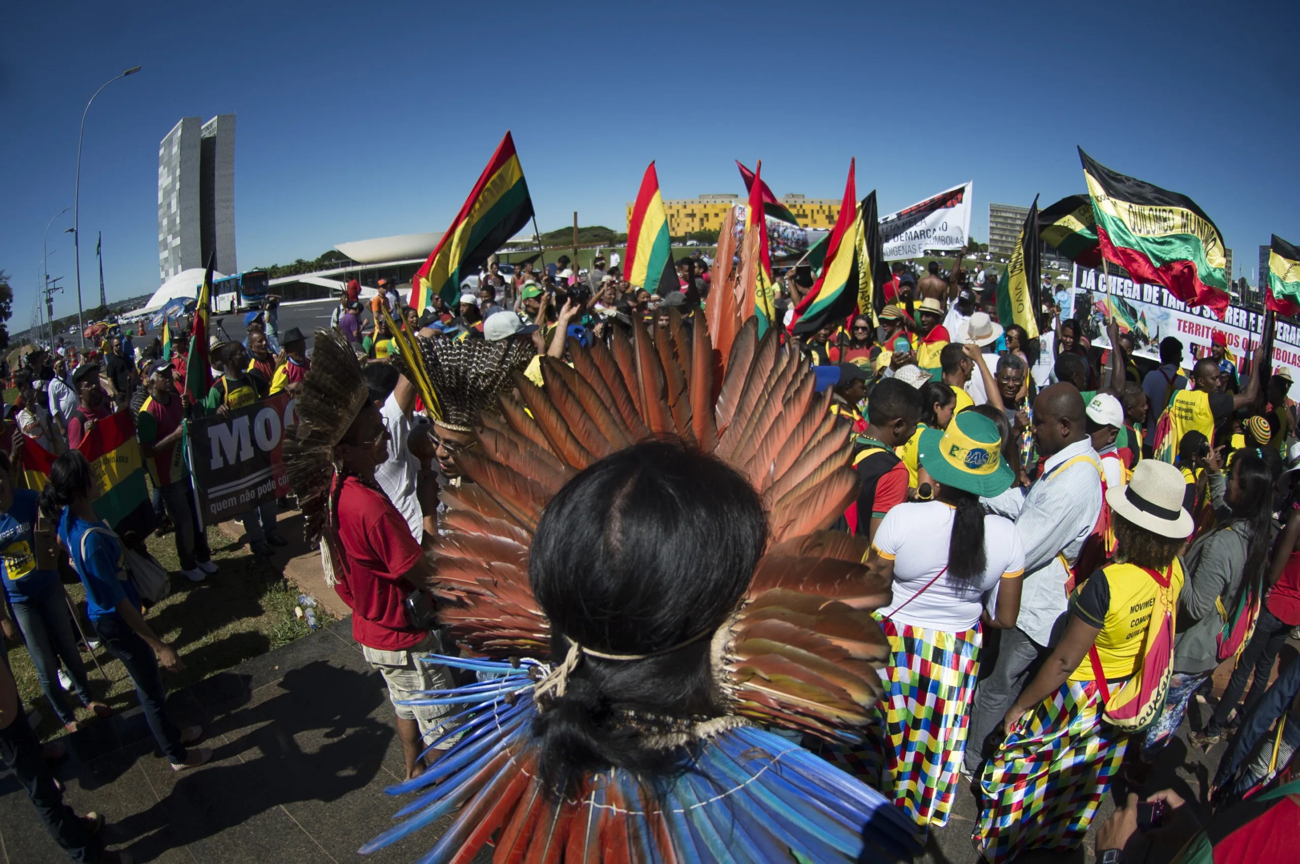 Índios de diversas etnias e quilombolas fazem protesto em frente ao Ministério da Justiça ( Marcelo Camargo/Agência Brasil)