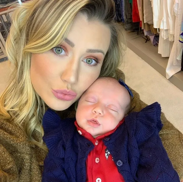 Ana Paula Siebert posta selfie com a filha Vicky e fãs apontam semelhança