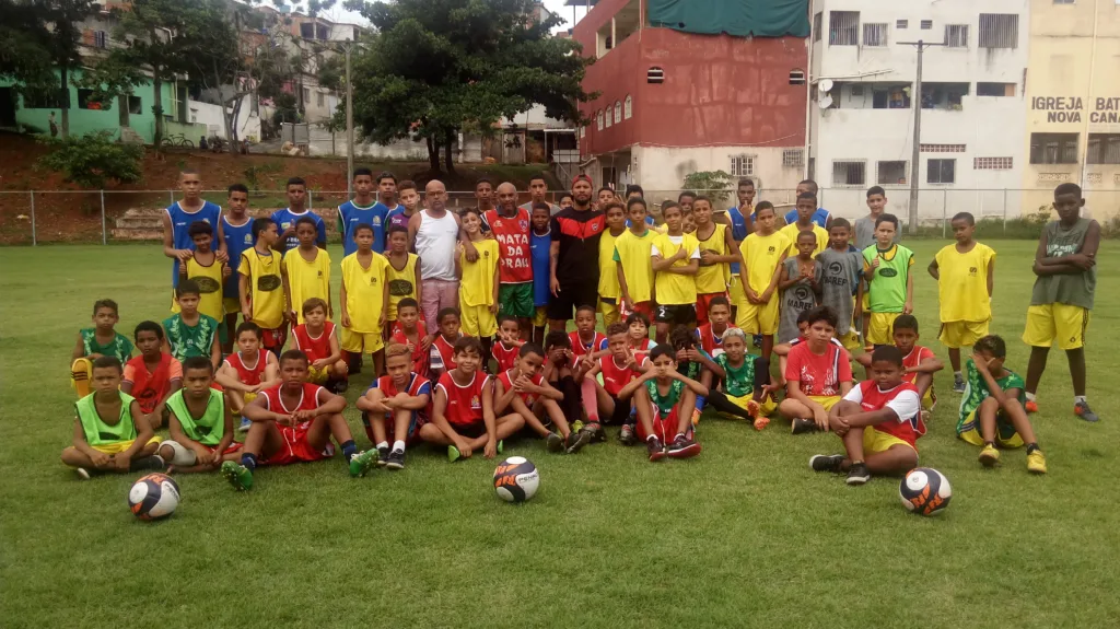 Seu bairro no Folha: futebol para crianças e adolescentes no bairro Adalberto em Guarapari