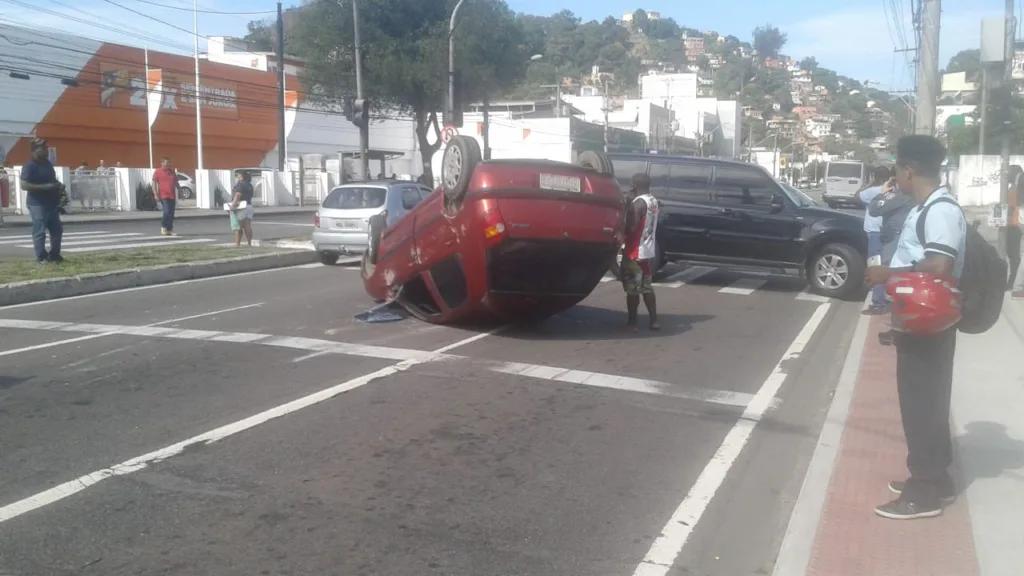 Carro capota em acidente e interdita faixa na Avenida Vitória