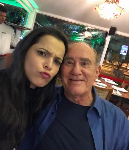 Emilly Araújo publica foto com Renato Aragão e novo elenco de Os Trapalhões