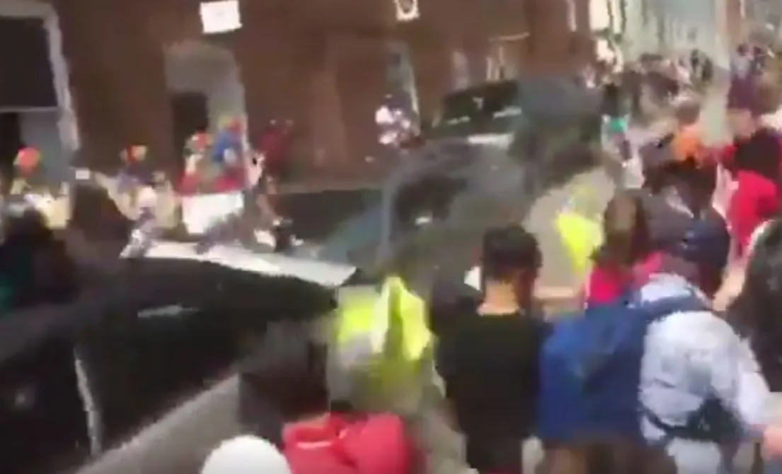 Carro atropela multidão de manifestantes em protesto violento nos EUA