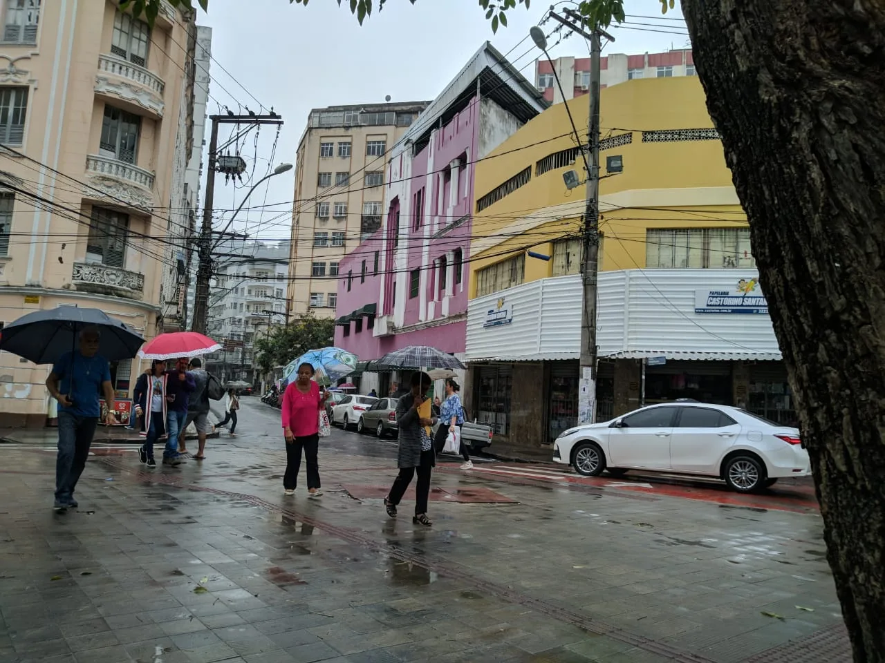 Tempo frio e chuva continuam no domingo na Grande Vitória. Confira a previsão do tempo!