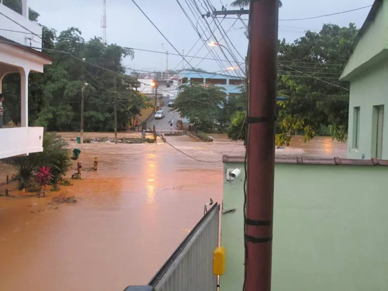 Mais de 30 famílias continuam fora de casa e distrito fica isolado após chuva no ES