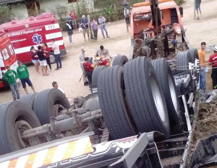 Caminhão fica com as rodas para cima e fere motorista em Afonso Cláudio