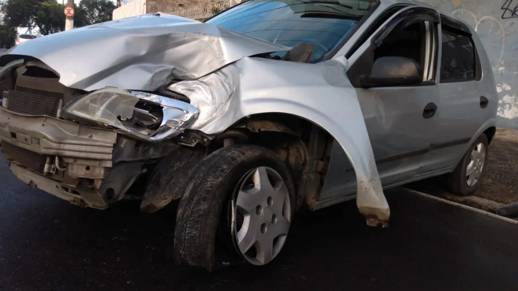 Motorista cochila ao volante, perde controle da direção de carro e bate em poste na Curva do Saldanha