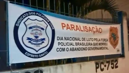 Policiais civis cruzam os braços e DPJs amanhecem com cartazes indicando paralisação