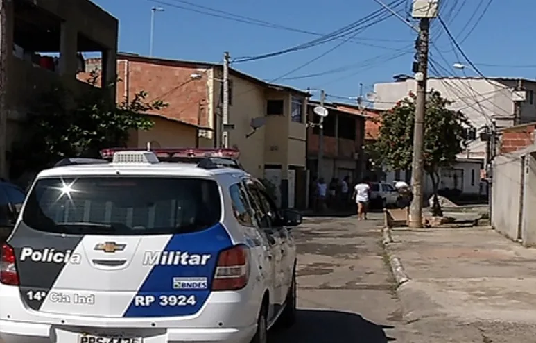 Homem é assassinado no meio da rua no bairro Feu Rosa, na Serra