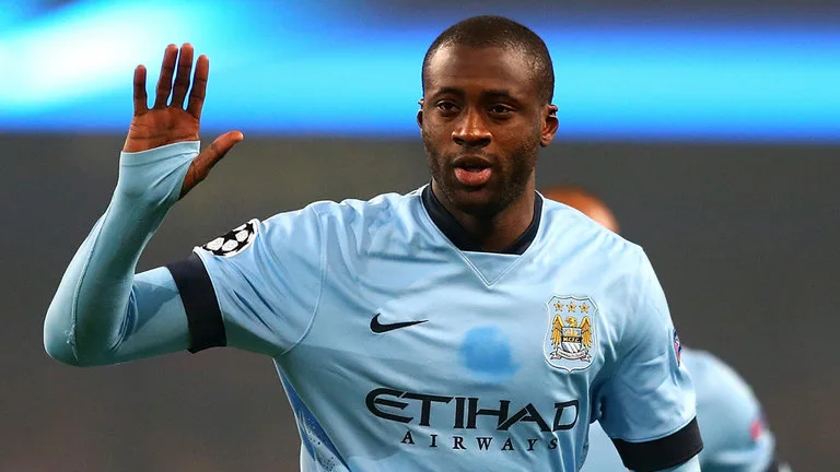 Manchester City anuncia renovação de contrato de Yaya Touré por um ano