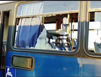 Cobrador é baleado na cabeça dentro ônibus em Linhares