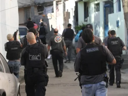 Operação em favelas de Santa Teresa busca arsenal de Rogério 157