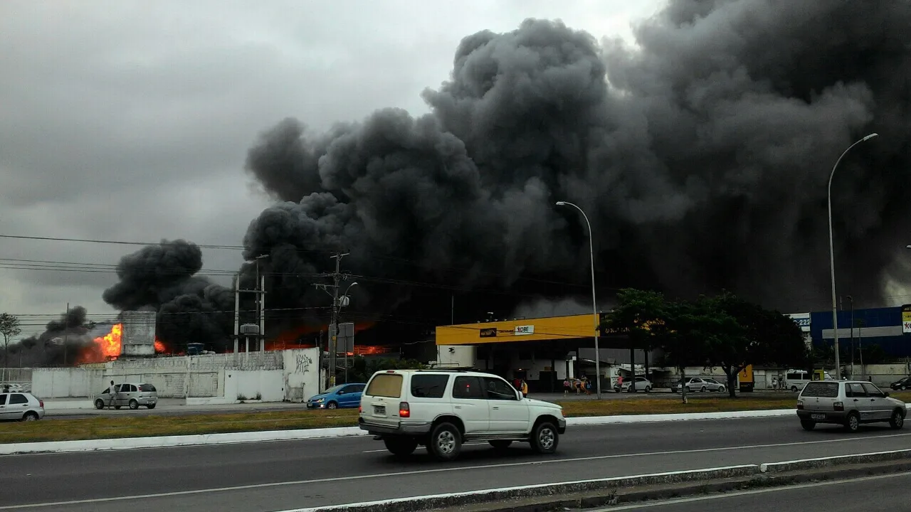 Incêndio de grandes proporções atinge galpão na Serra. Veja as fotos!