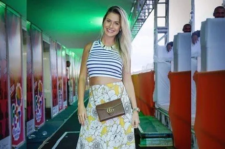 Andressa Suita exibe barriga de grávida em show de Gusttavo Lima