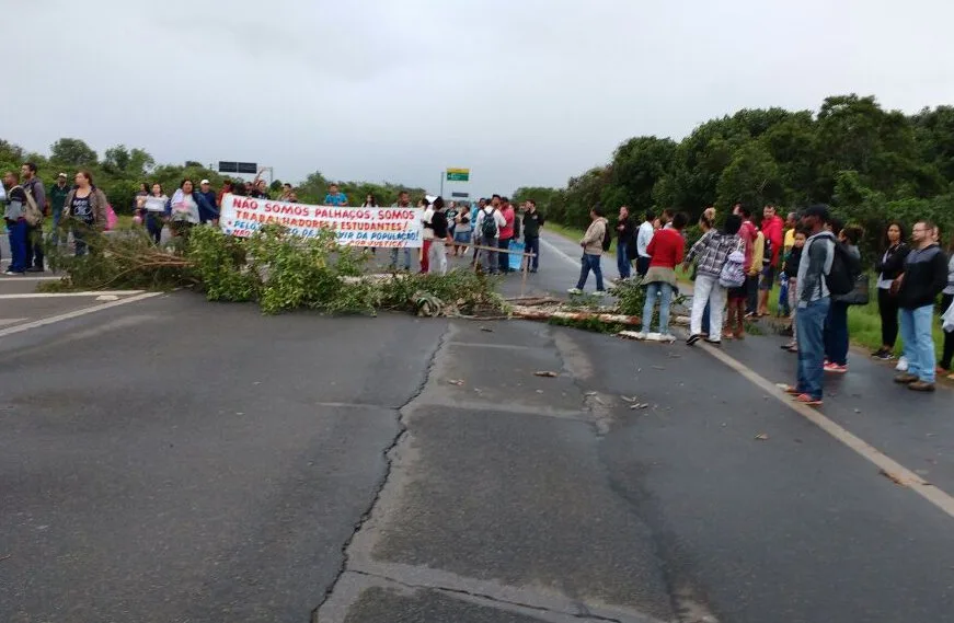 Manifestantes interditam Rodovia do Sol por conta de mudança de itinerário