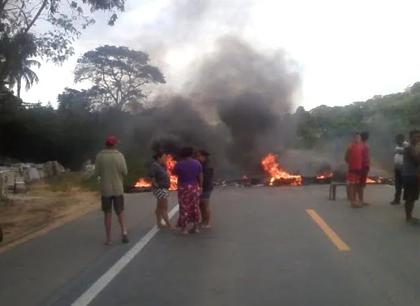 Protesto de moradores interdita BR-101 na Serra