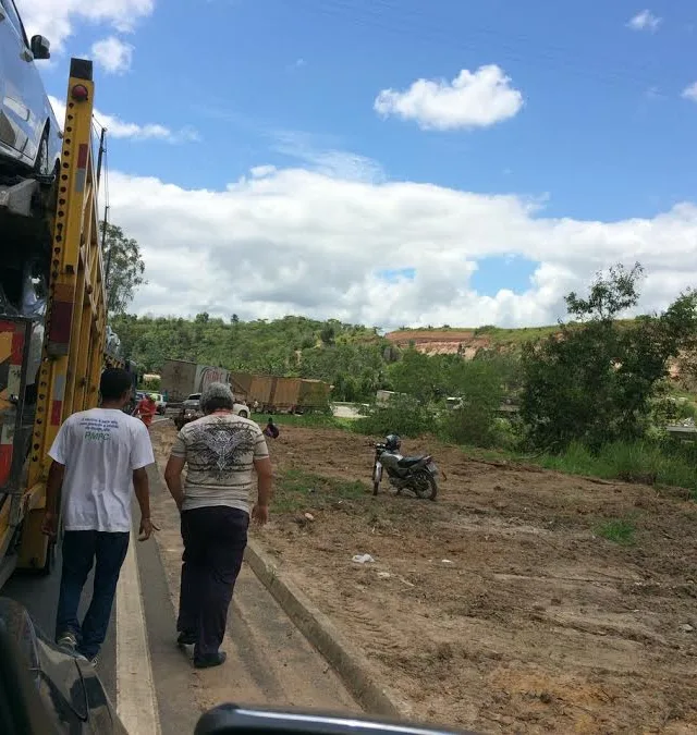 Carreta carregada de móveis tomba em Pedro Canário e interdita BR-101