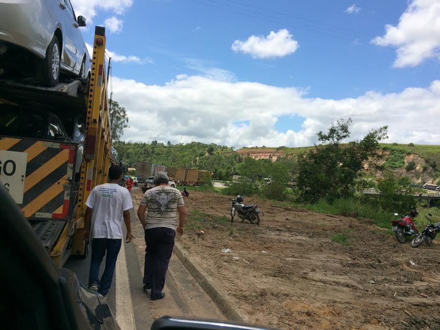 Carreta carregada de móveis tomba em Pedro Canário e interdita BR-101