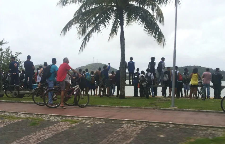 Suspeito de roubar celulares pula na baía de Vitória ao tentar fugir