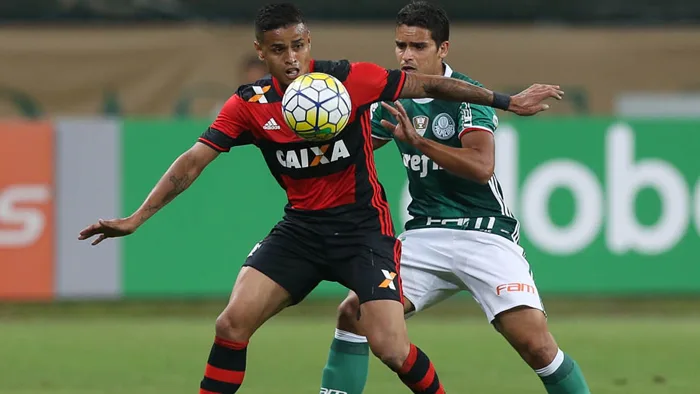 Com um a mais, Palmeiras empata com o Flamengo e segue líder no Campeonato Brasileiro