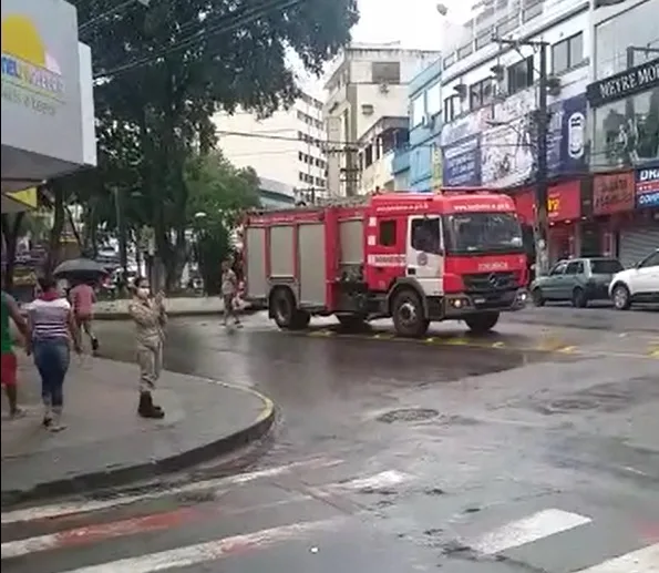 VÍDEO | Bombeiros pedem para que pessoas fiquem em casa