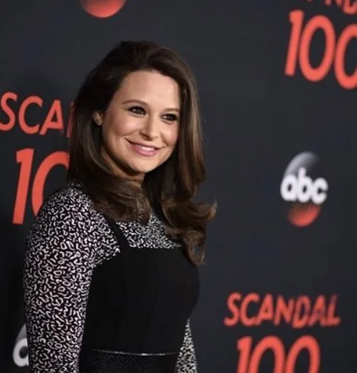 Katie Lowes, a atriz da série Scandal, está grávida e revela o sexo do bebê