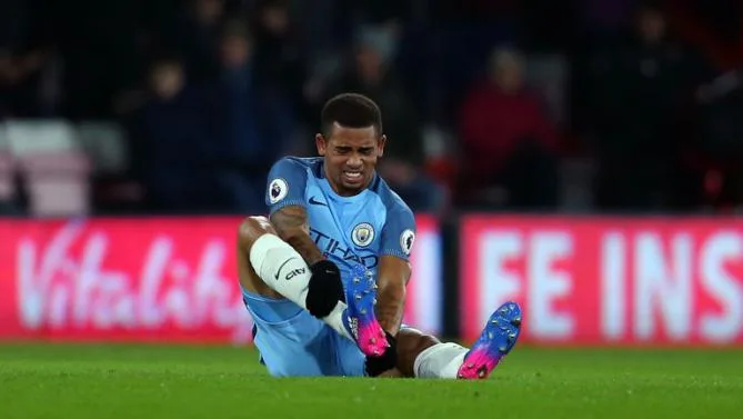 BOURNEMOUTH, ENGLAND – FEBRUARY 13: An injured Gabriel Jesus of Manchester City holds his leg during the Premier League match between AFC Bournemouth and Manchester City at Vitality Stadium on February 13, 2017 in Bournemouth, England. (Photo by Catherine Ivill – AMA/Getty Images)