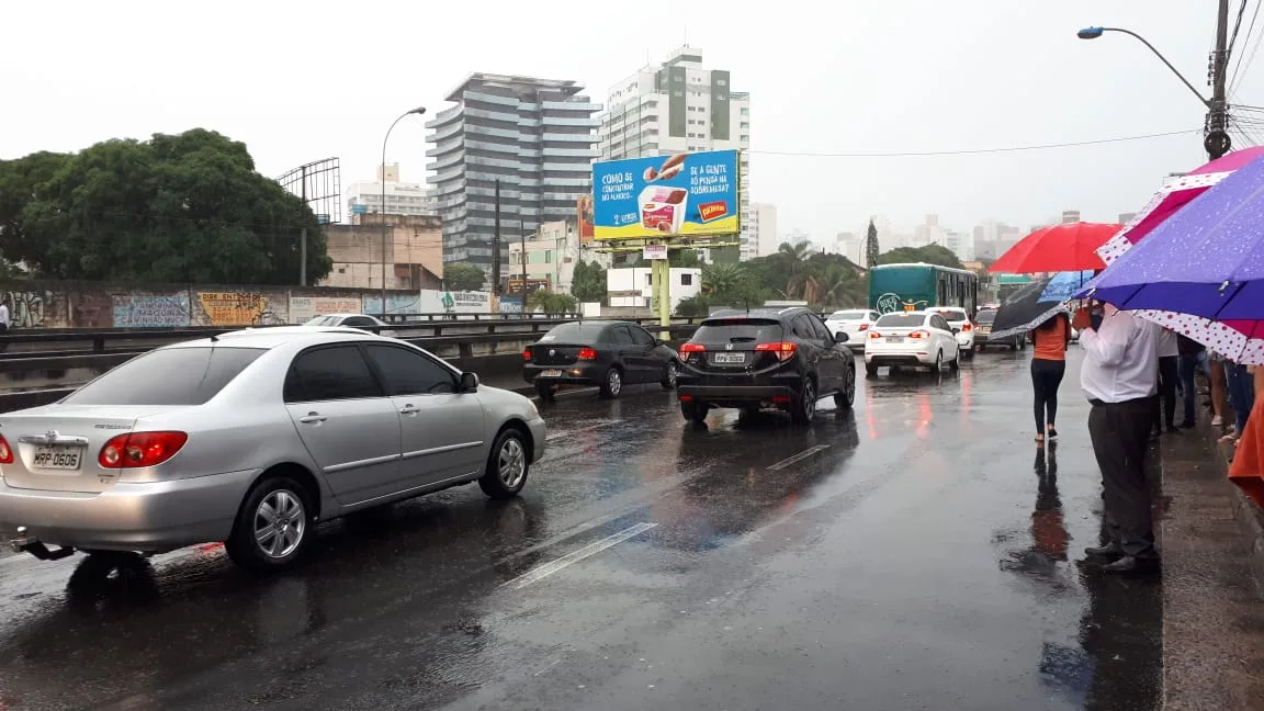 Chuva, manifestação e acidente deixam trânsito complicado nesta manhã