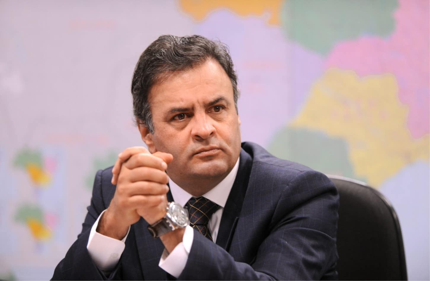 Crise no PSDB estadual faz Aécio adiar visita ao Estado