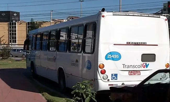 Homens fazem arrastão em ônibus e tentam atirar contra passageiro em Cariacica