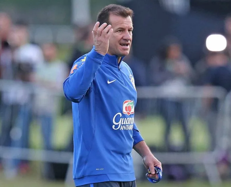 Só Dunga se descontrai no primeiro treino da seleção sem Neymar