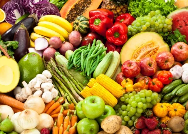 Gastos com alimentação sobem 0,58% em abril ante alta de 0,34% em março, diz IBGE