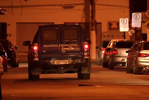 Rapaz é atingido por 13 tiros durante tentativa de assassinato em frente a igreja em VV