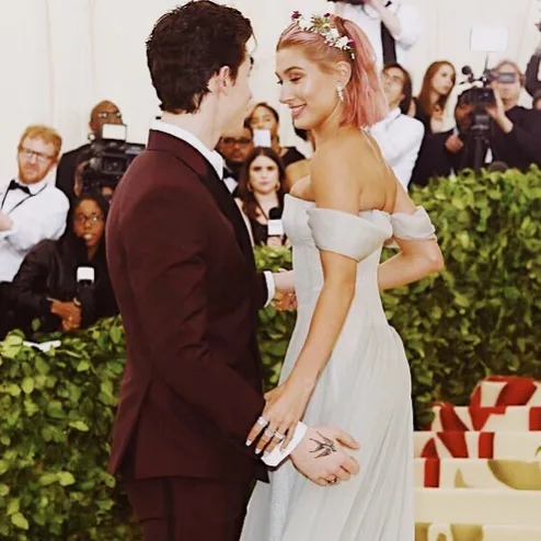 Shawn Mendes e Hailey Baldwin aparecem juntos em primeiro red carpet