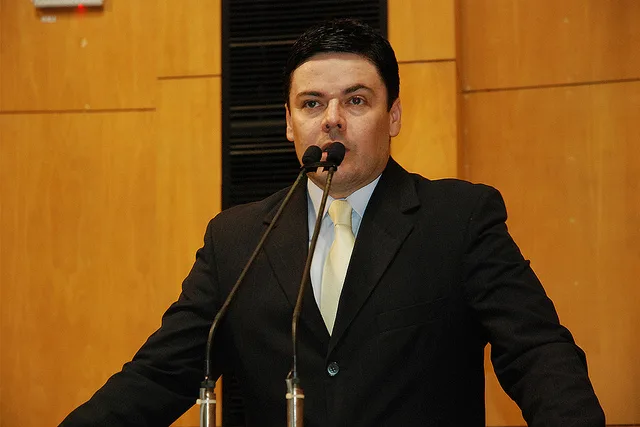 Deputado Glauber Coelho é transferido de hospital e segue em coma induzido